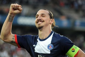 爱游戏体育app-乌拉圭中锋梅开二度，带领球队取胜，乌拉圭中场厉害的球员