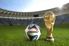 爱游戏体育APP下载-凯蒂·莱德基800米自由泳赛场魅力四射，莱德基自由泳水下全镜头