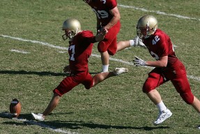 博洛尼亚双后腰体系保证防守厚度，博洛尼亚球衣