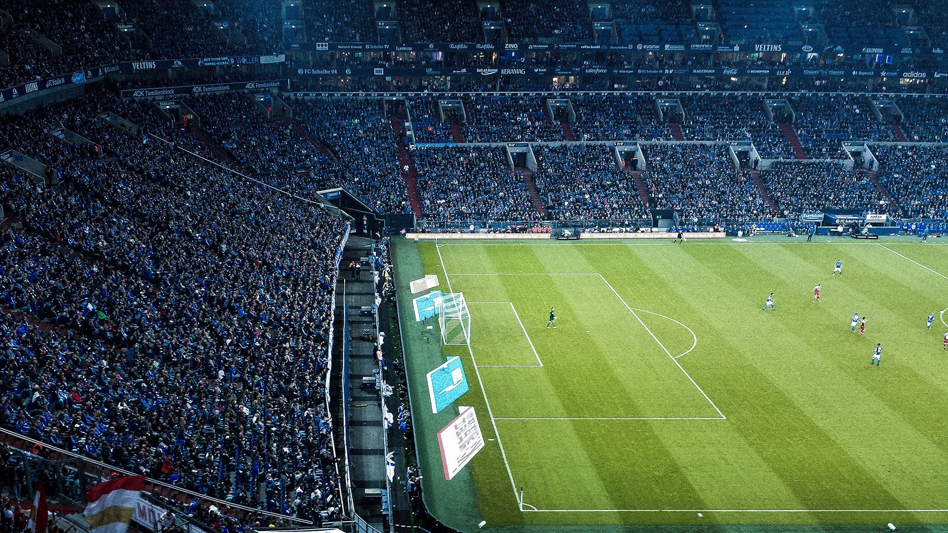 男子中长距离稳步前行,中长距离跑的动作要领